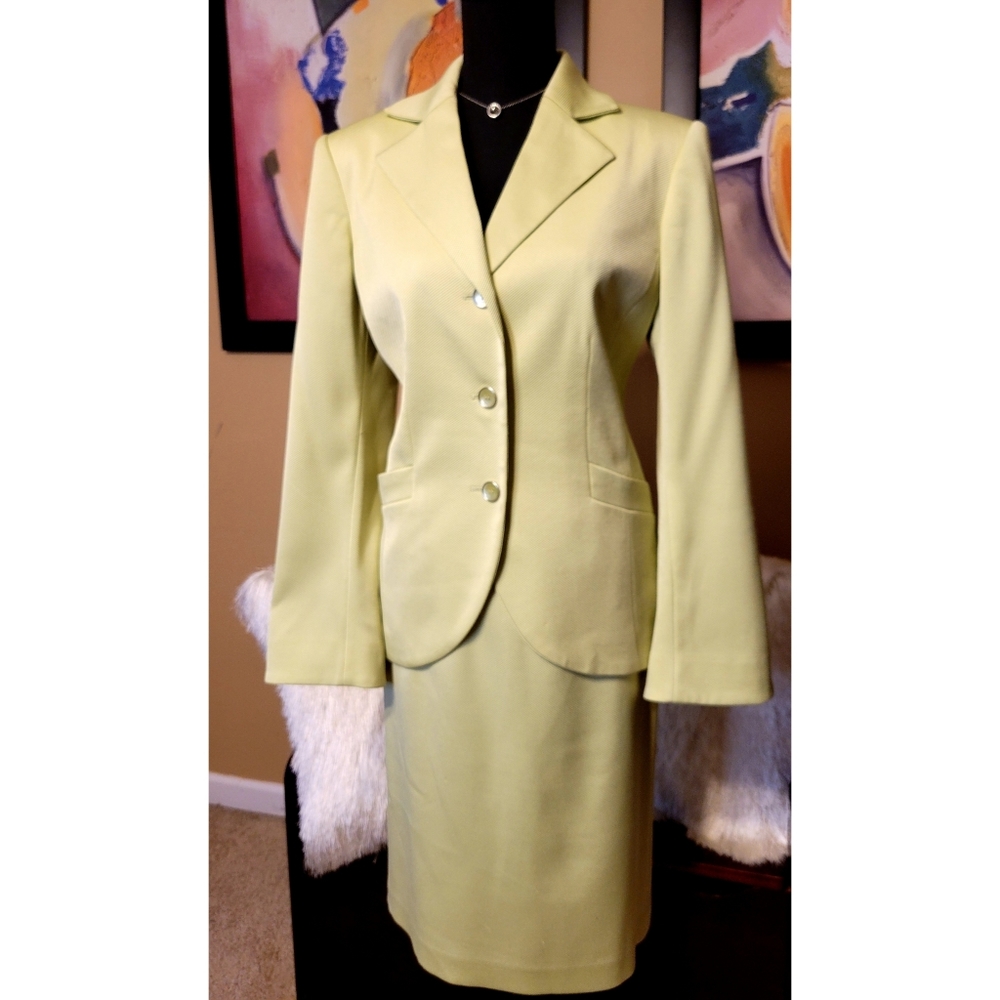 Liz Claiborne 2 pieces skirt suit